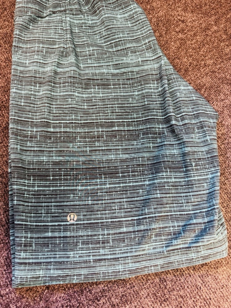 Lululemon Assert ShortGlacier Texture Surge Black / Black