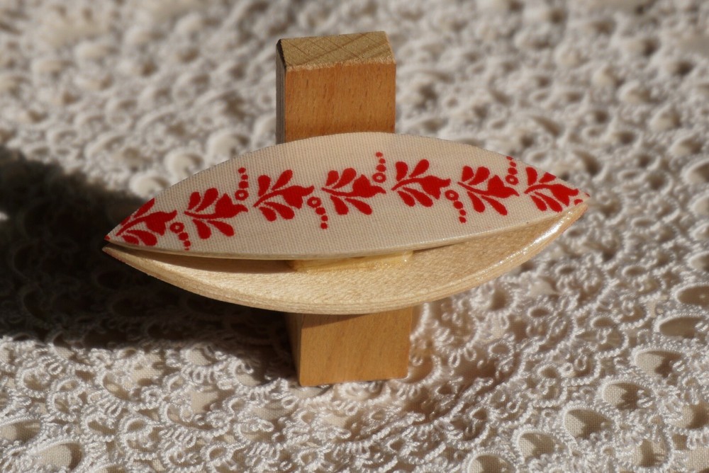 Tatting shuttle with with red Hungarian pattern 3"