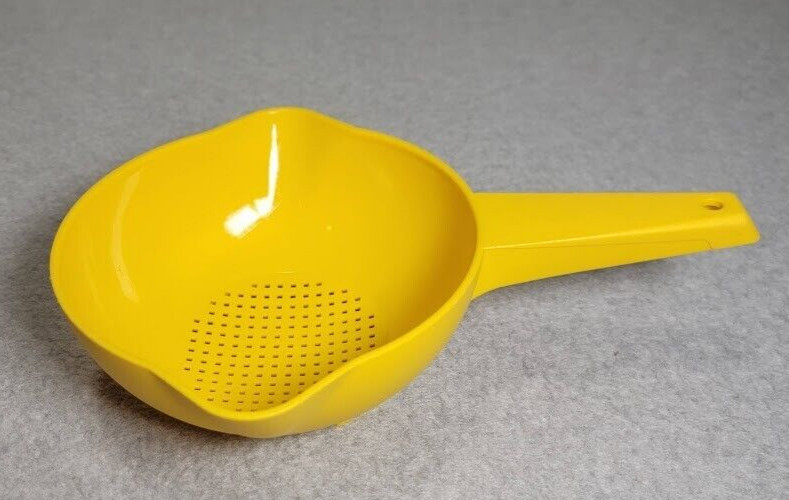 Tupperware 7" Mustard 1 Quart Strainer Colander With Handle #1200