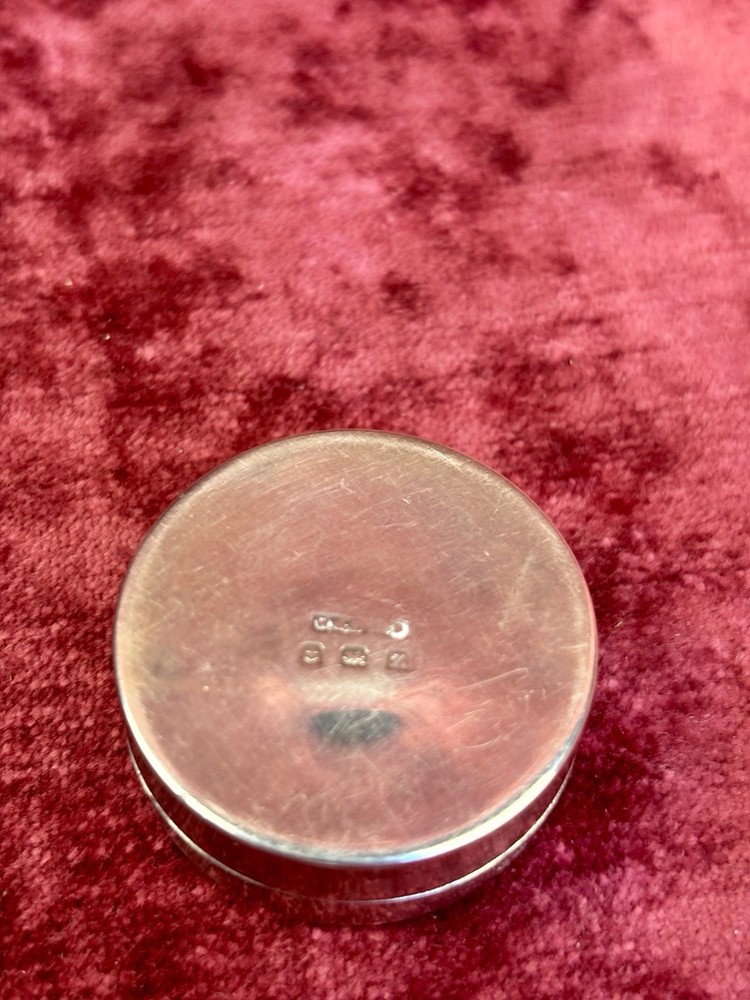 A Lovely Solid Silver Hallmarked Pill Box. Detachable Lid. 1925. Gilt Interior.