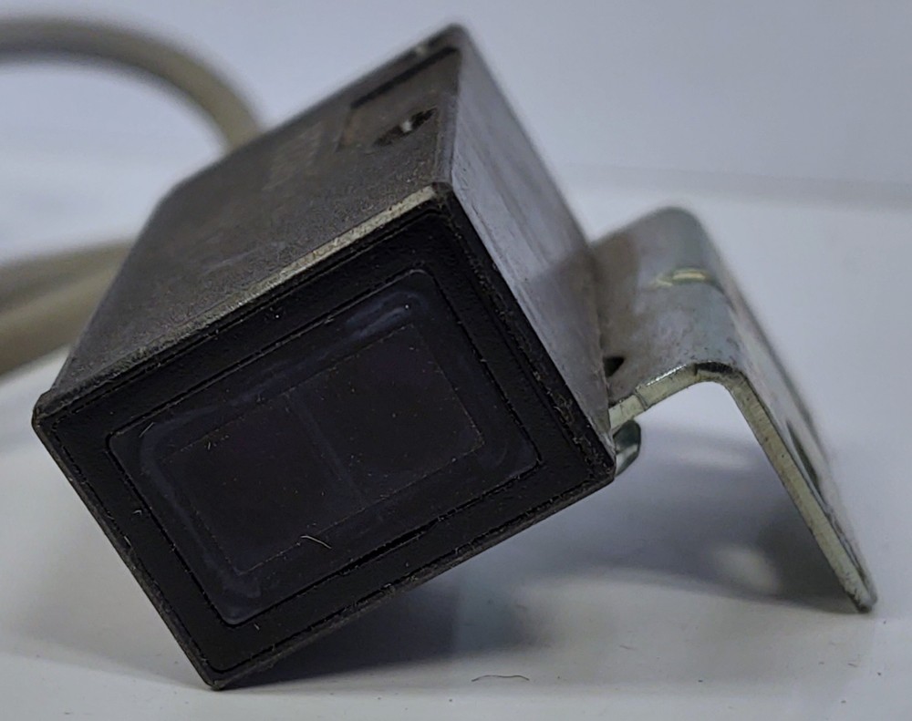 Omron E3S-DS10B4 Photoelectric Sensor with Adjustable Stability Light