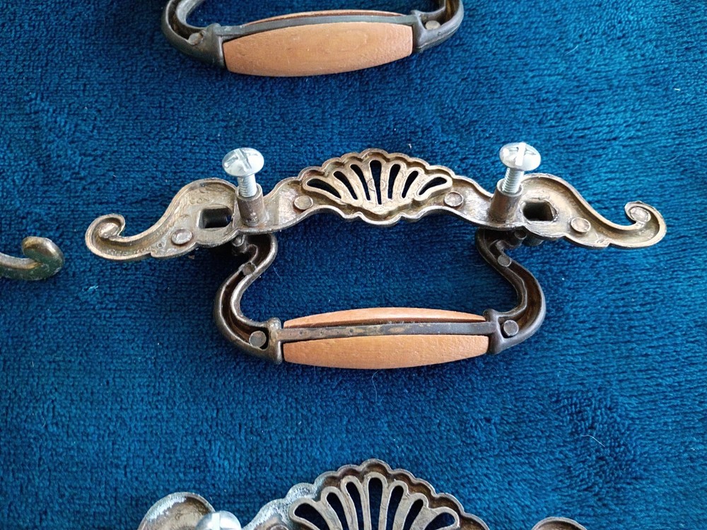 Vtg 24 Brass Oak FRENCH PROVINCIAL Hardware Drawer Pull 2 1/2"centers + 4 Knobs