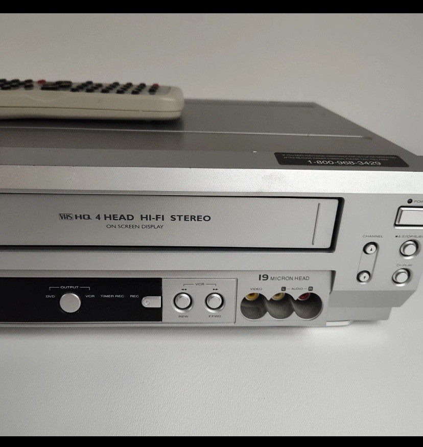 Sylvania SRD3900 Dvd/Vcr Combo Player W/Remote & AV Cable