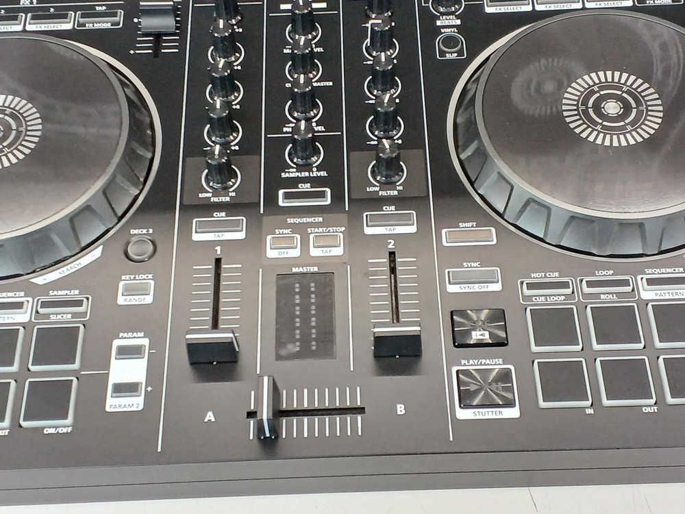 Roland DJ-202 2CH 4-Deck DJ Controller Serato USB Bus Powered Performance Pads
