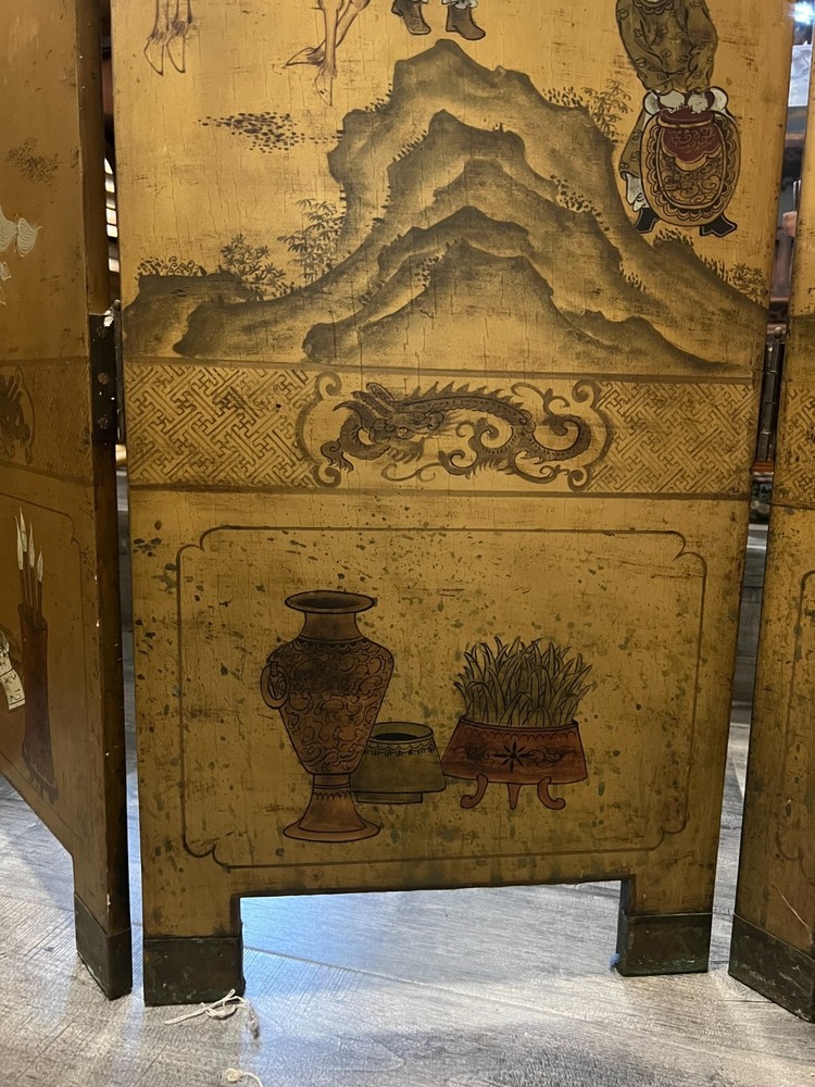 A JAPANESE EIGHT PANEL HAND PAINTED FOLDING FLOOR SCREEN, CIRCA 1900