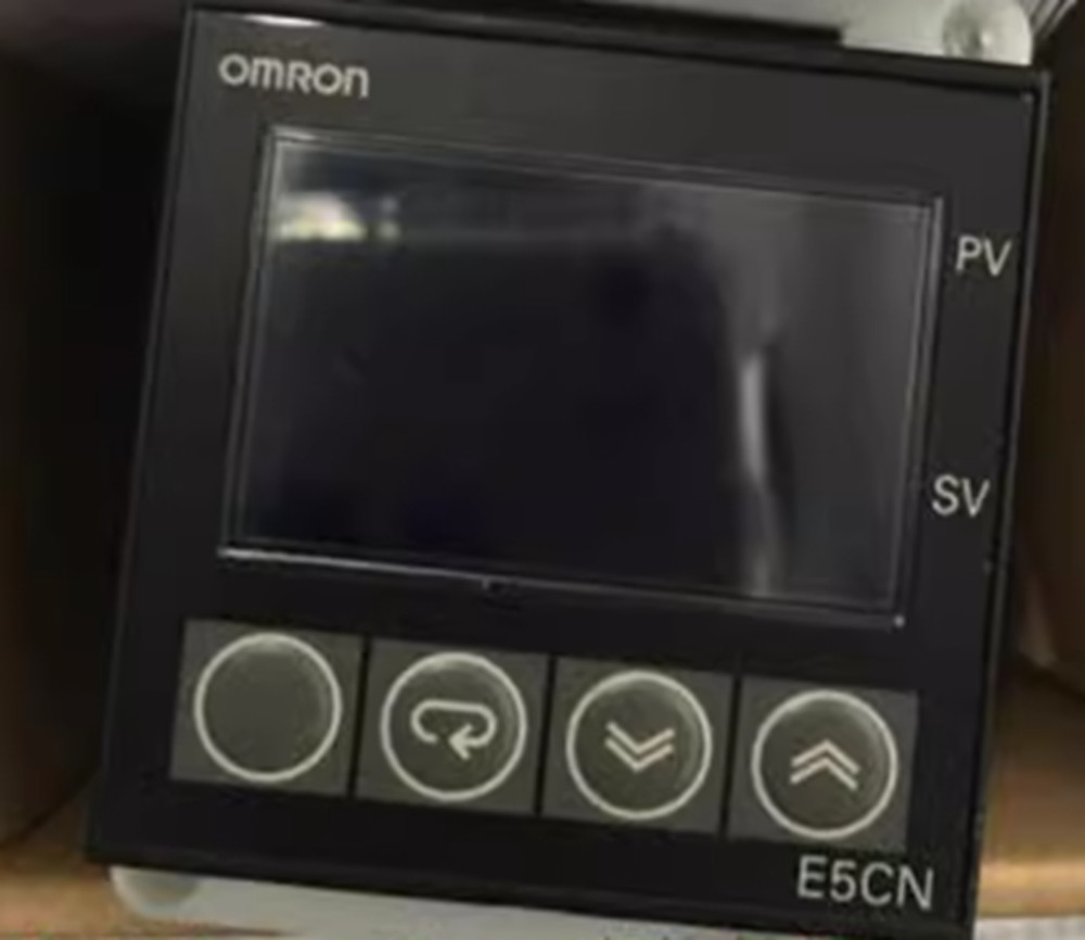 NEW Omron E5CN-CMT-500 Temperature Controller 1/16 DIN 100-240V, TC or PT Input