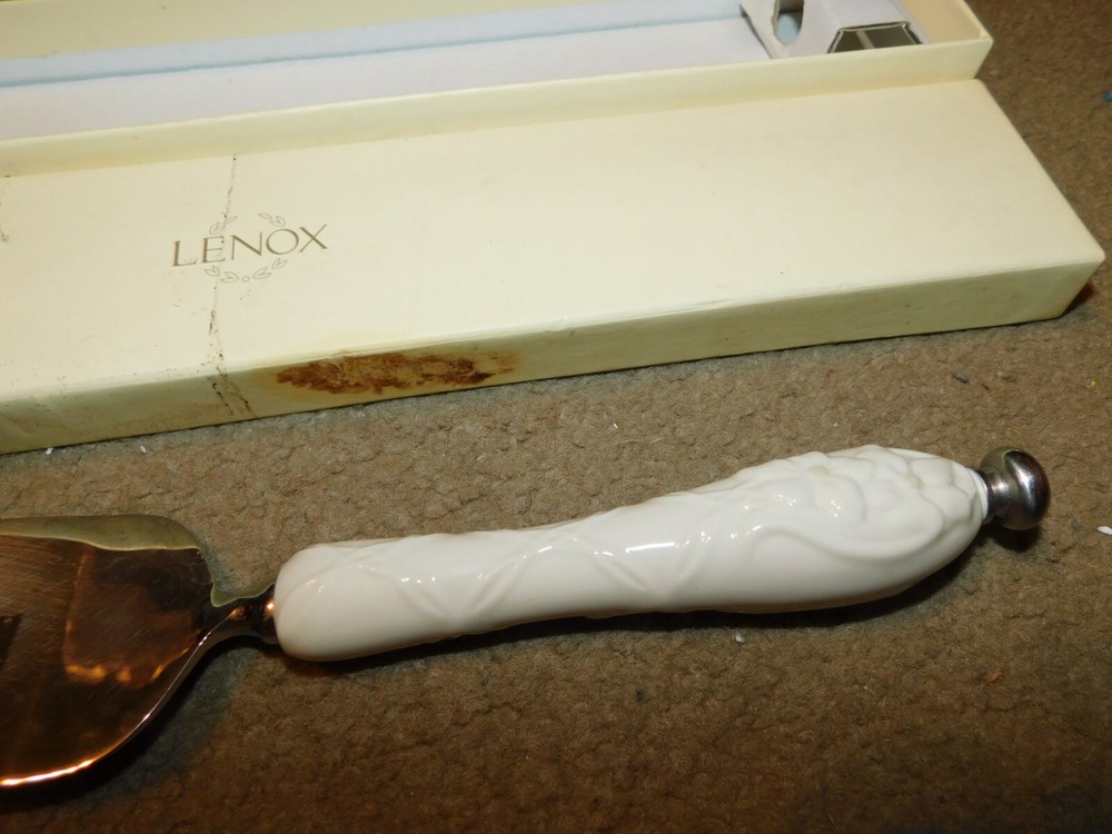 Lenox Cherish Cake SERVER Ivory Handle w/ Raised Flowers NOT Orginal Box