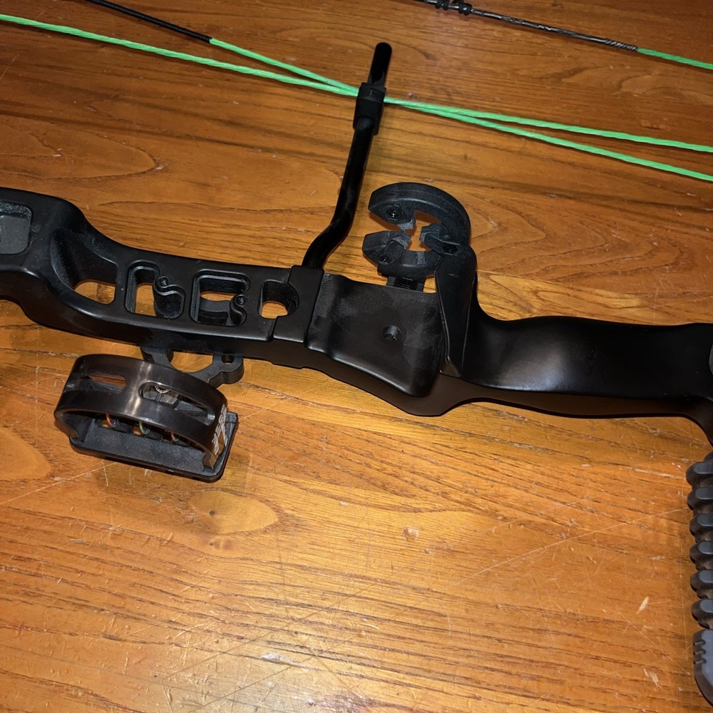 Barnett Archery Black Vortex Compound Bow w/ 3 Pin Sight Read