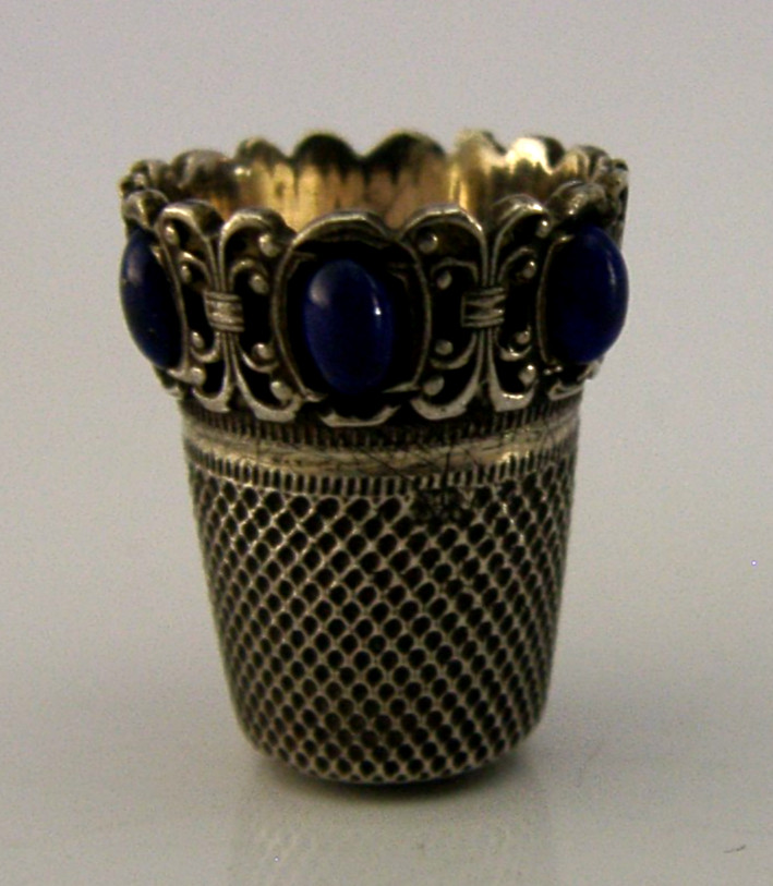 PRETTY SOLID SILVER BLUE HARDSTONE SET THIMBLE c1920 SEWING NEEDLEWORK