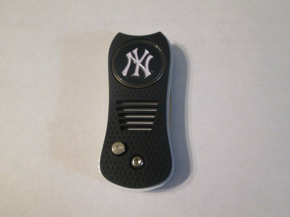 New York Yankees 2 Sided Golf Ball Marker with Switchfix Switchblade Divot Tool