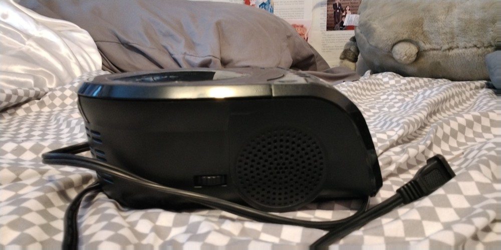 Compact Disc Digital Audio CD Clock and Radio Player