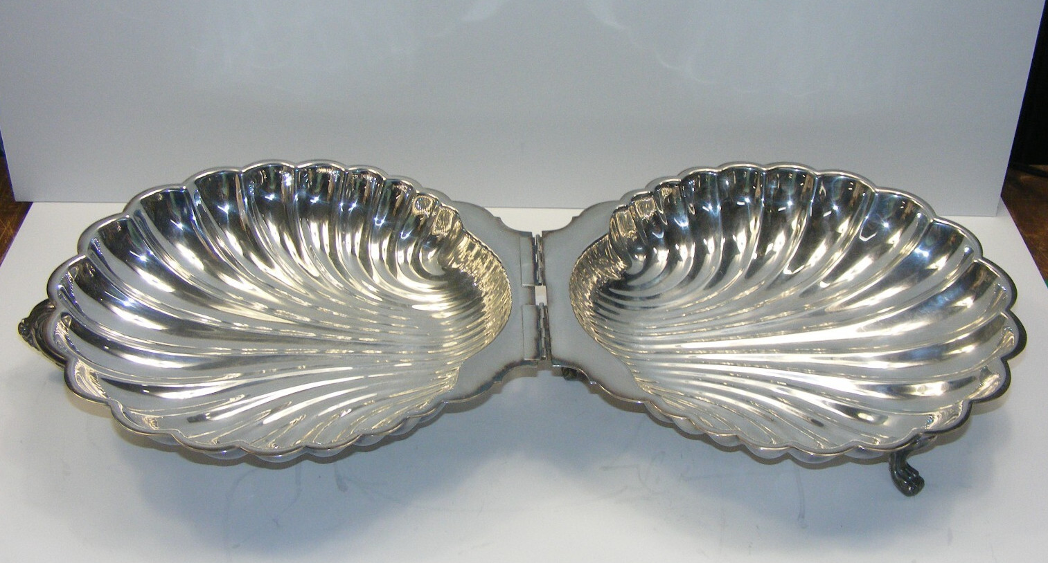 Vintage Silverplate Covered Double Dish Hinged Scalloped Clam Shell 4-south