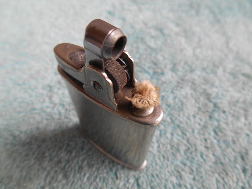 Vintage Ronson STANDARD OVAL CHROME AUTOMATIC CIGARETTE LIGHTER. MADE IN ENGLAND