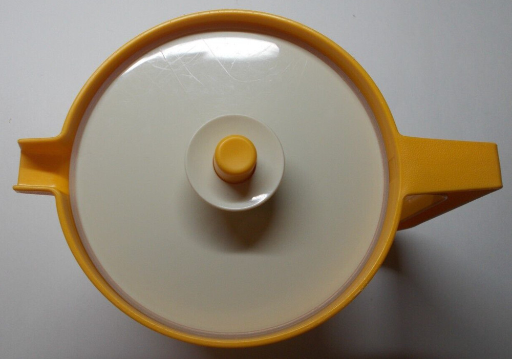 Tupperware 1575 Yellow 1.5 Quart Round Pitcher Pop Top Lid