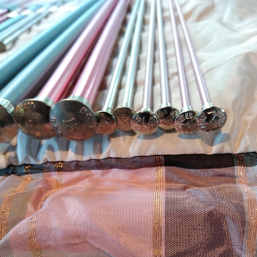 Assorted Size Knitting Needles & Storage Case 17 slots Roll Up & Tie Style Plaid