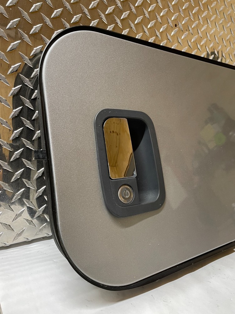 Kenworth T680 Right/ Passenger - PAINT CODE L3875EB SILVER