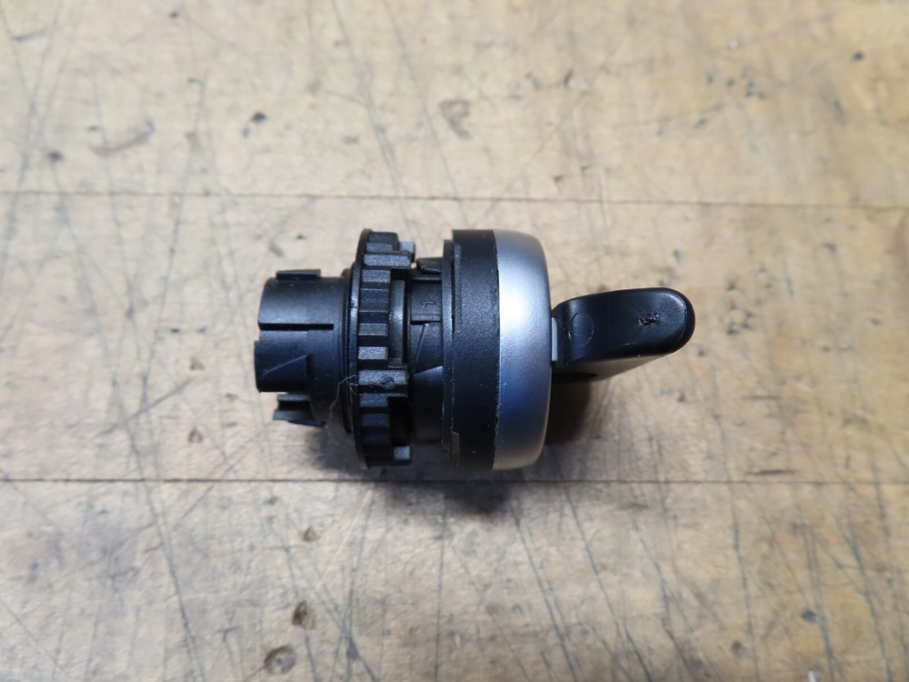 BACO (L21KQ03?) (L21ML30?) 3 position selector switch (@D33)