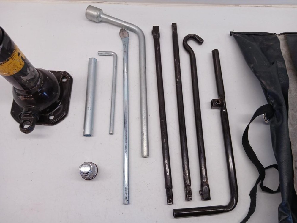 07-14 FJ CRUISER JACK ASSEMBLY WITH TOOLS