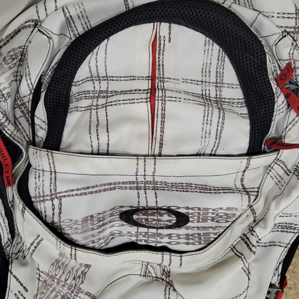 OAKLEY UTILITY WHITE DESIGN BACKPACK PRE OWNED GOOD