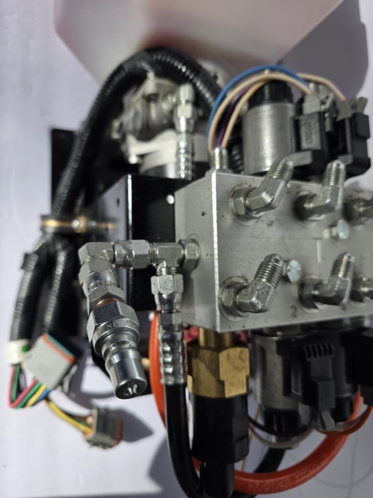 Lippert LCI 433523 Unidirectional Hydraulic Pump 7 Quart Slide Out & Leveling