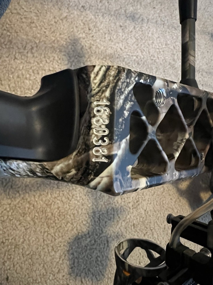 Mathews Monster Chill R Compound Bow 60 lb