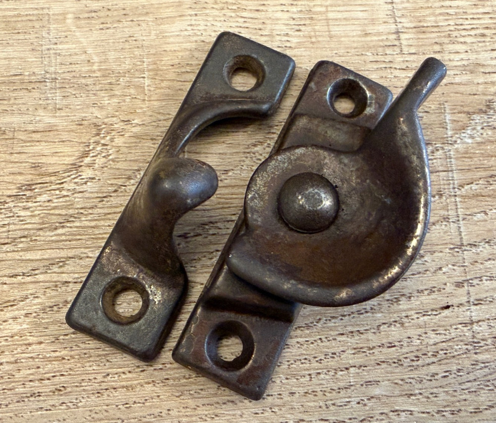 VINTAGE METAL SASH LOCK SASH WINDOW LOCK WITH KEEP