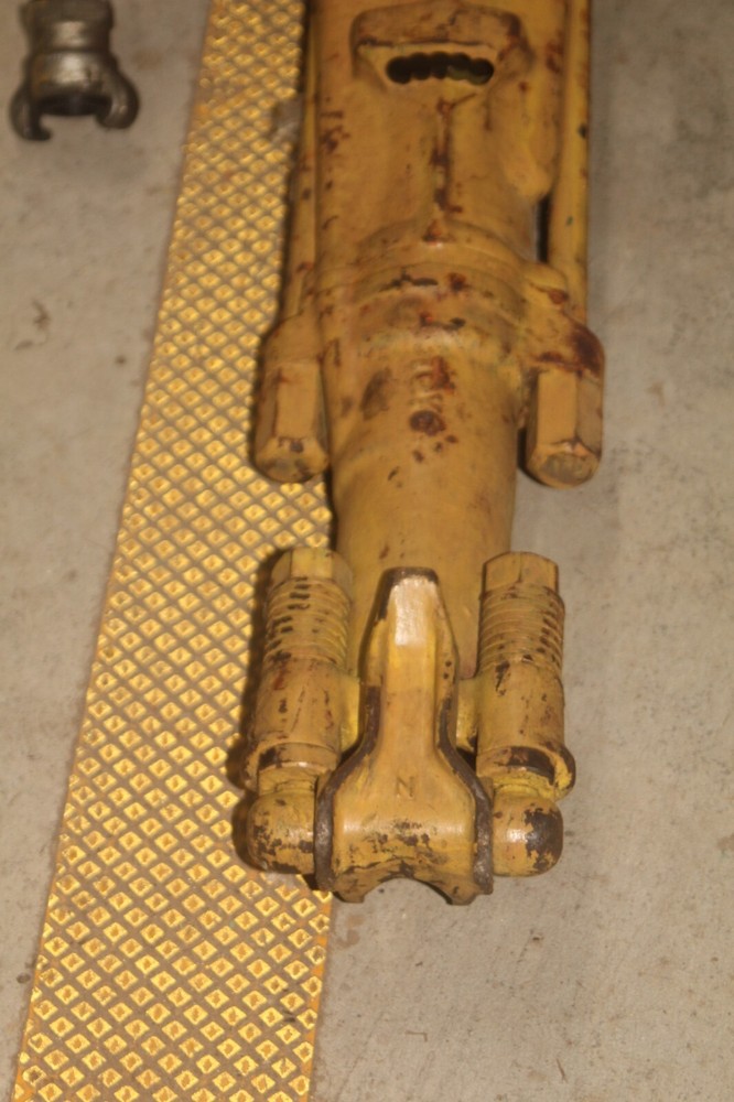 Pneumatic Pavement Breaker