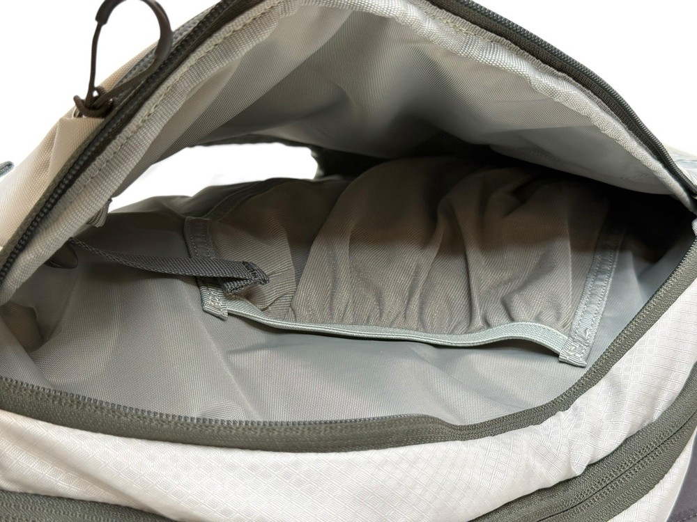 Osprey Karve 11 Backpack Ski Snowboard Hydration Pack Gray White Size M/L