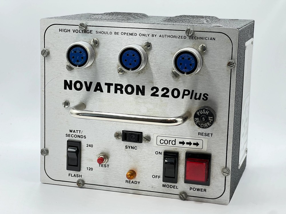 Used Novatron (3) Flash Head Lighting Kit w/Powerpack & Case