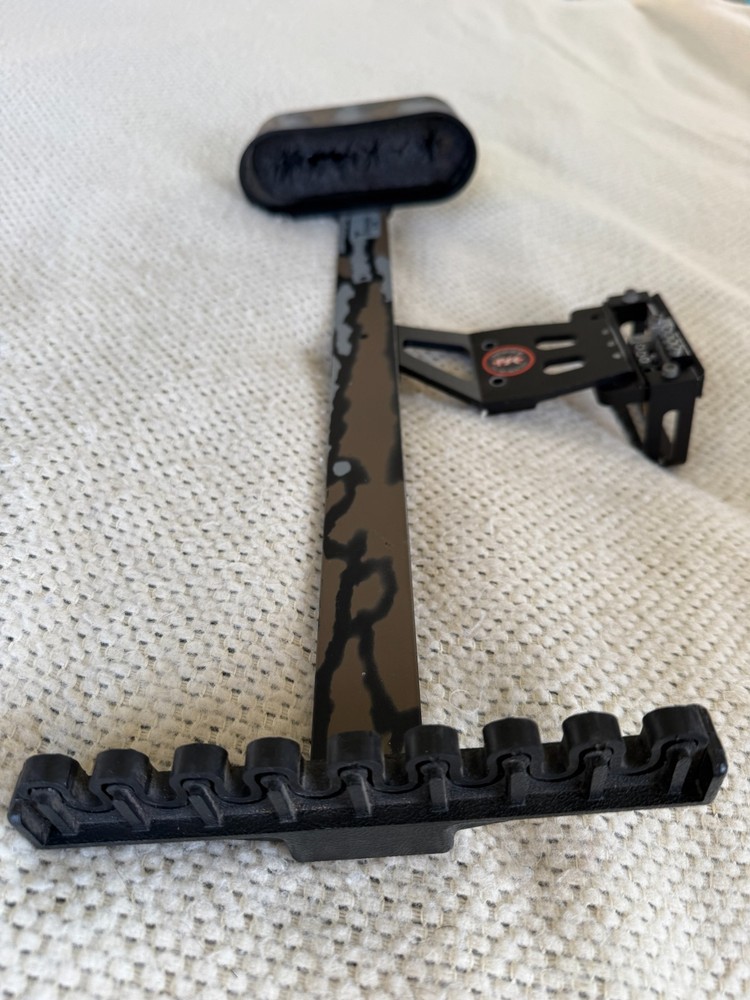 PSE Unisystem 8 Arrow Quiver and Sight