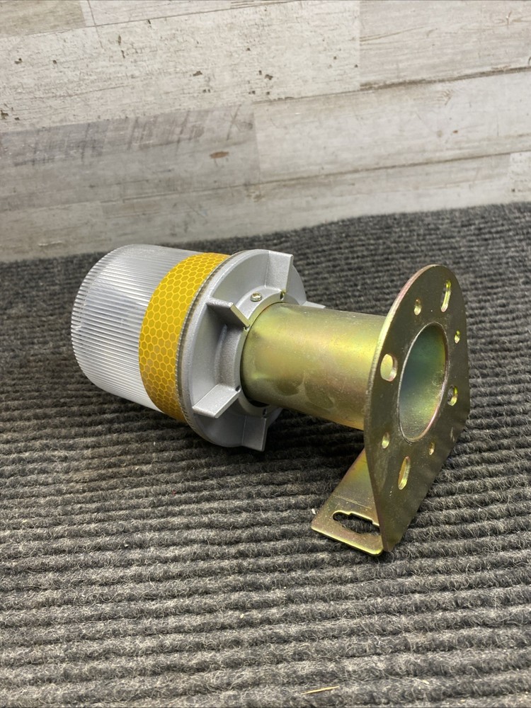 Tapco 3337-00002 Solar-Powered LED Strobe Light