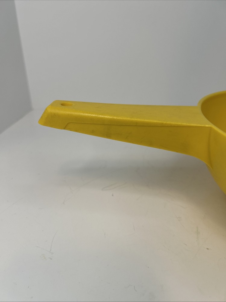 TUPPERWARE Colander Strainer 1 Quart Yellow (G1)