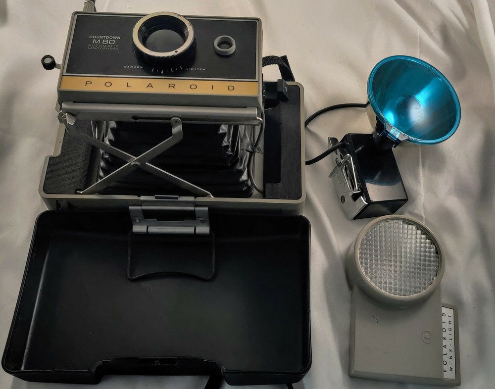 VINTAGE POLAROID COUNTDOWN M80 AUTO LAND CAMERA with Flash Assembly..(Untested)