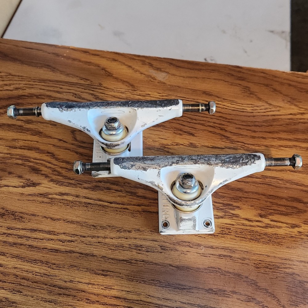 Venture Trucks 5.2 8" axle white