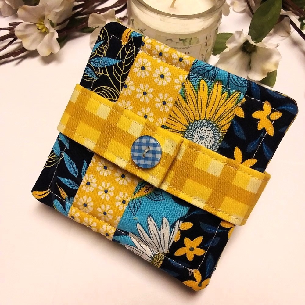 DARLING DAISIES 5pc Handmade Reversible Patchwork Coasters w/Holder & Button