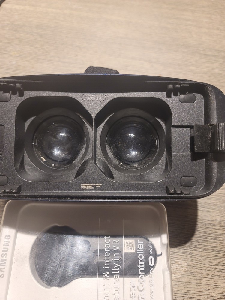 Samsung Virtual Reality Headset With Controller