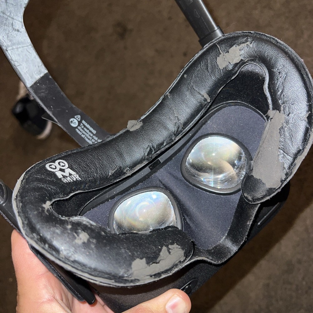 OCULUS QUEST 1 64GB Headset Only Powers On Worn Padding No Charger Or Controller