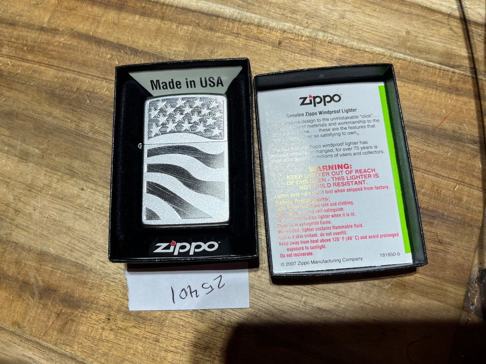 Zippo Lighter USA Flag   cir. 2013 (25401)