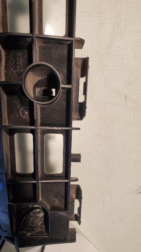 PRIUS 2014 RH FRONT BUMP BRACKET