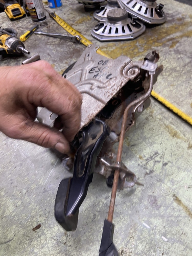08-12 ESCAPE Park Brake Assembly (release Handle Damaged)