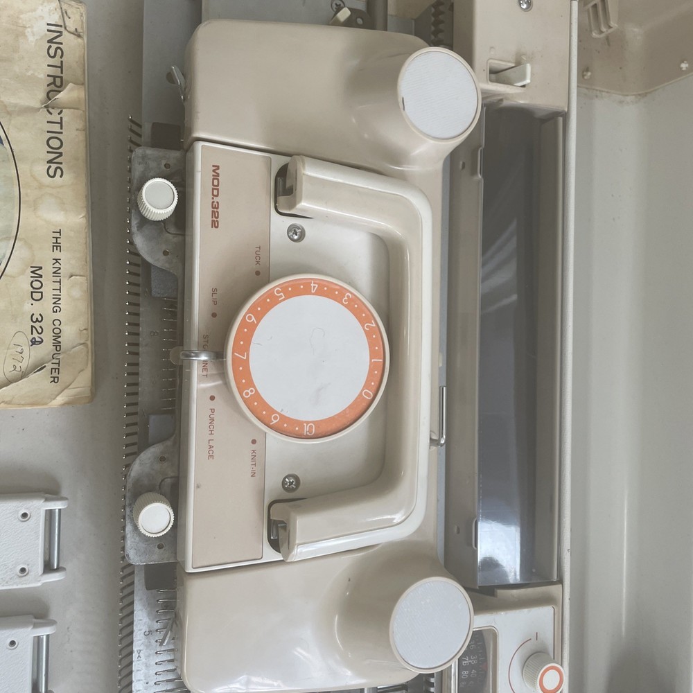 Studio 322 Knitting Machine In Good Condition