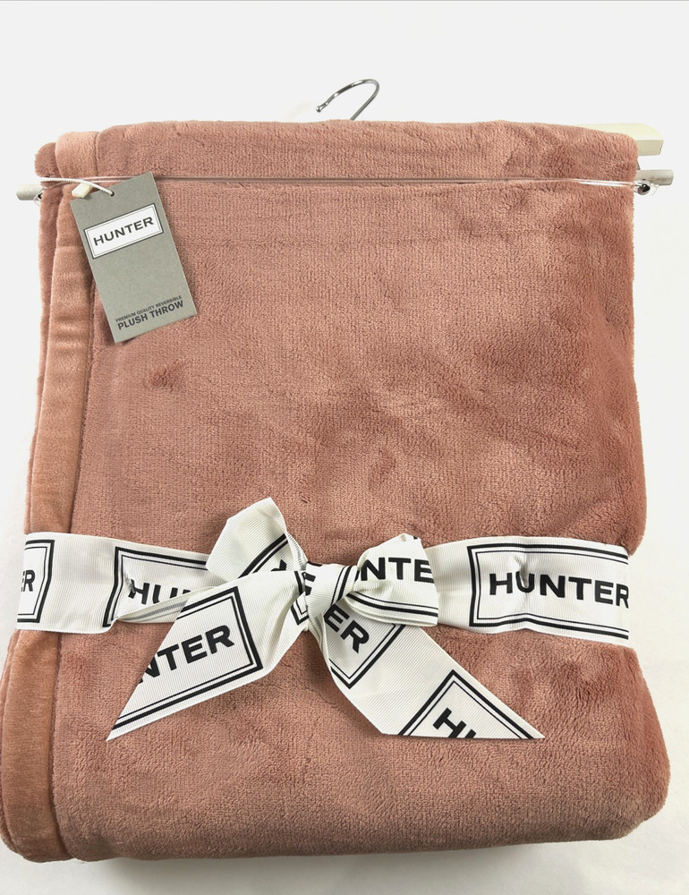 NEW HUNTER COCO Premium Quality Plush Throw Reversible Blush Blanket Logo Patch