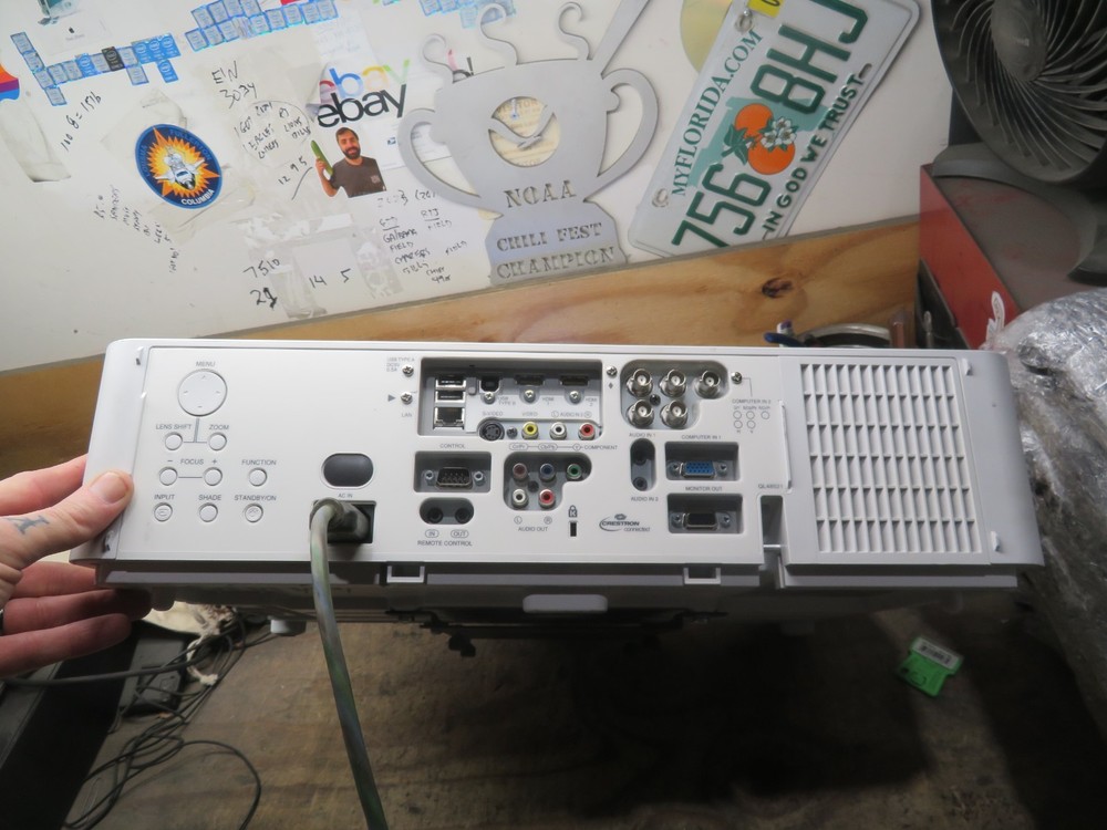 TESTED HITACHI CP-WU8440 LCD Projector ( NO REMOTE )