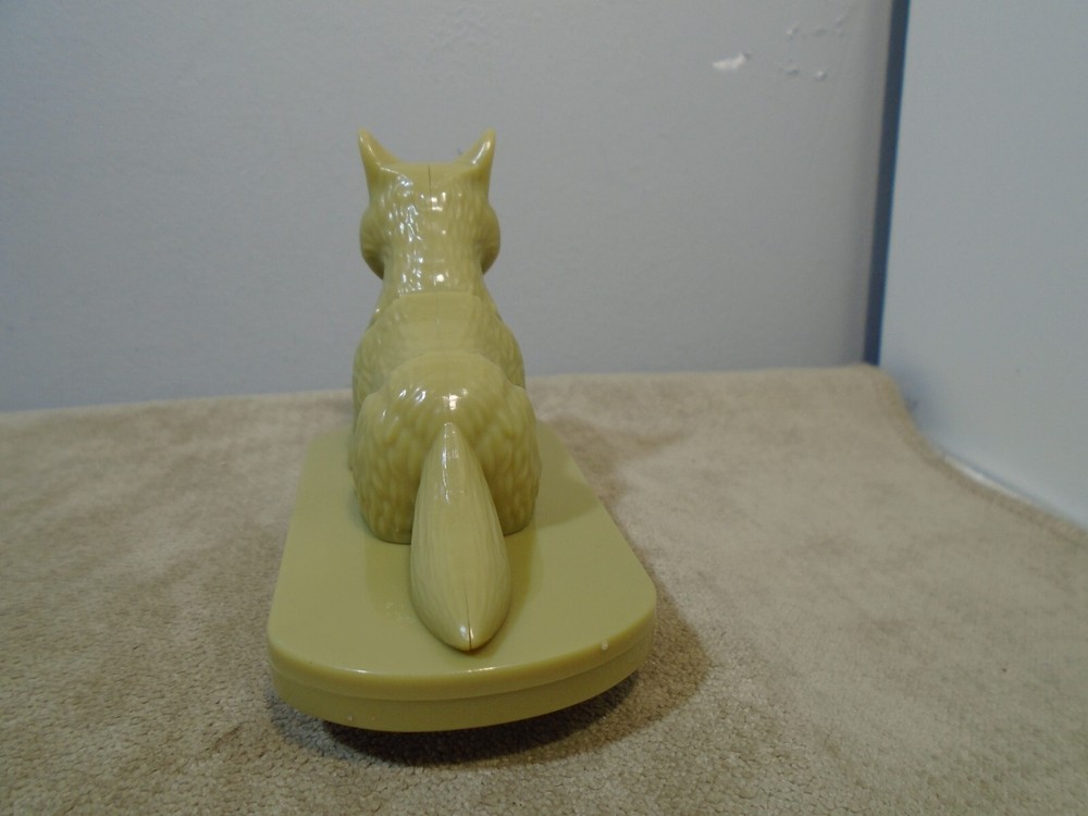 PLASTIC ROLLING PULL BACK FRICTION DOG FIGURE UNBRANDED (MA1543)