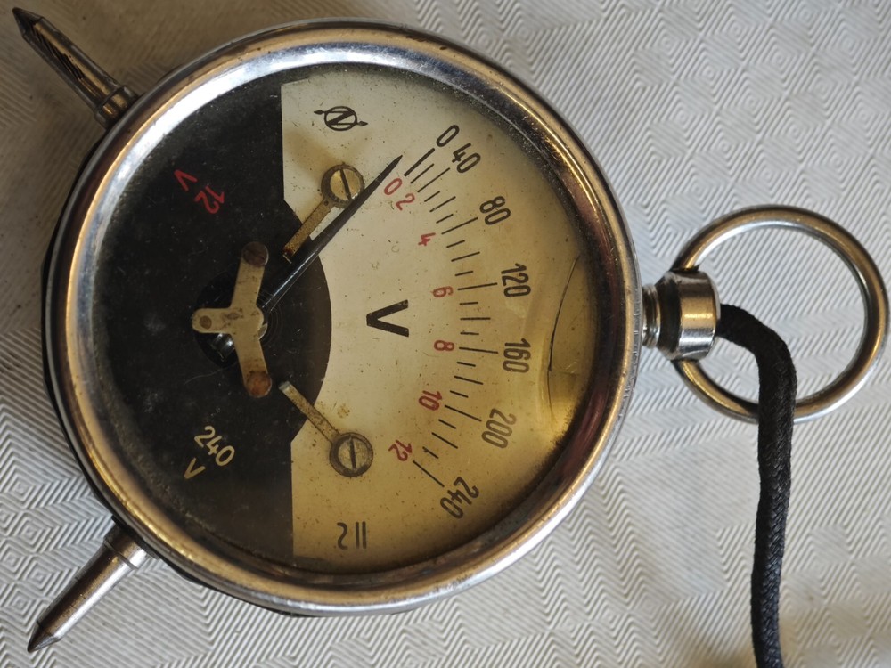 ORIGINAL WWII German Bakelite Battery Tester Voltmeter