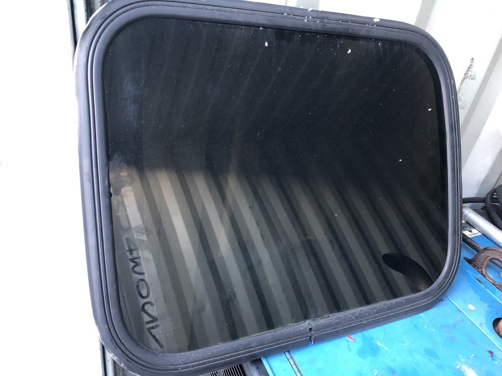 2005 PETERBILT 387 Lower  Sleeper Window