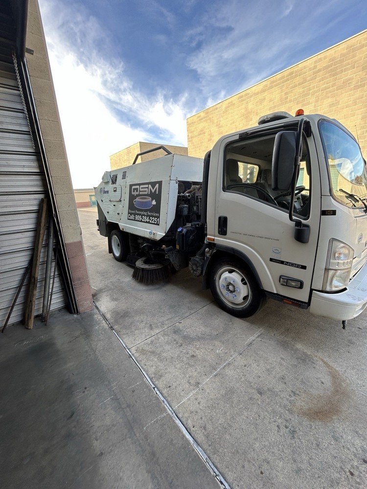 2014 schwarze A4 Storm sweeper truck