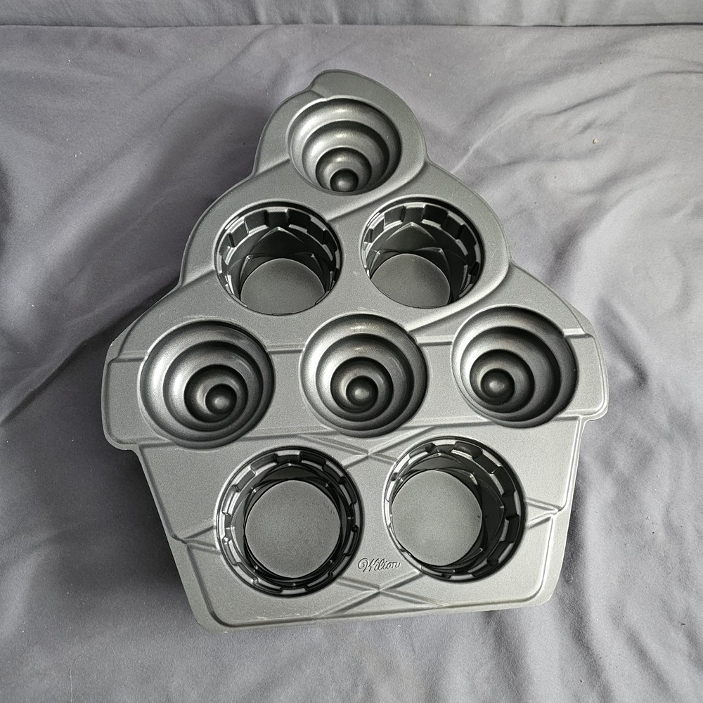 Wilton Tree Shape Cup Cake Baking Pan 4 cupcakes with 3D Tops