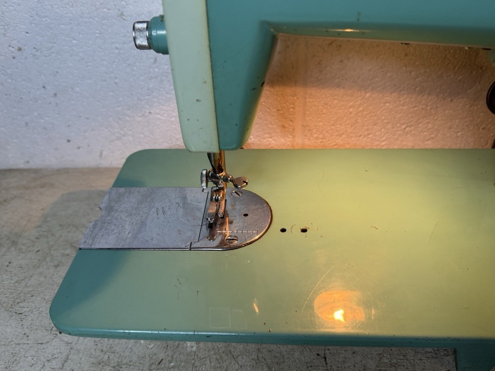 Vintage White Zig Zag Stitcher Sewing Machine Model 1315 Turquoise Works