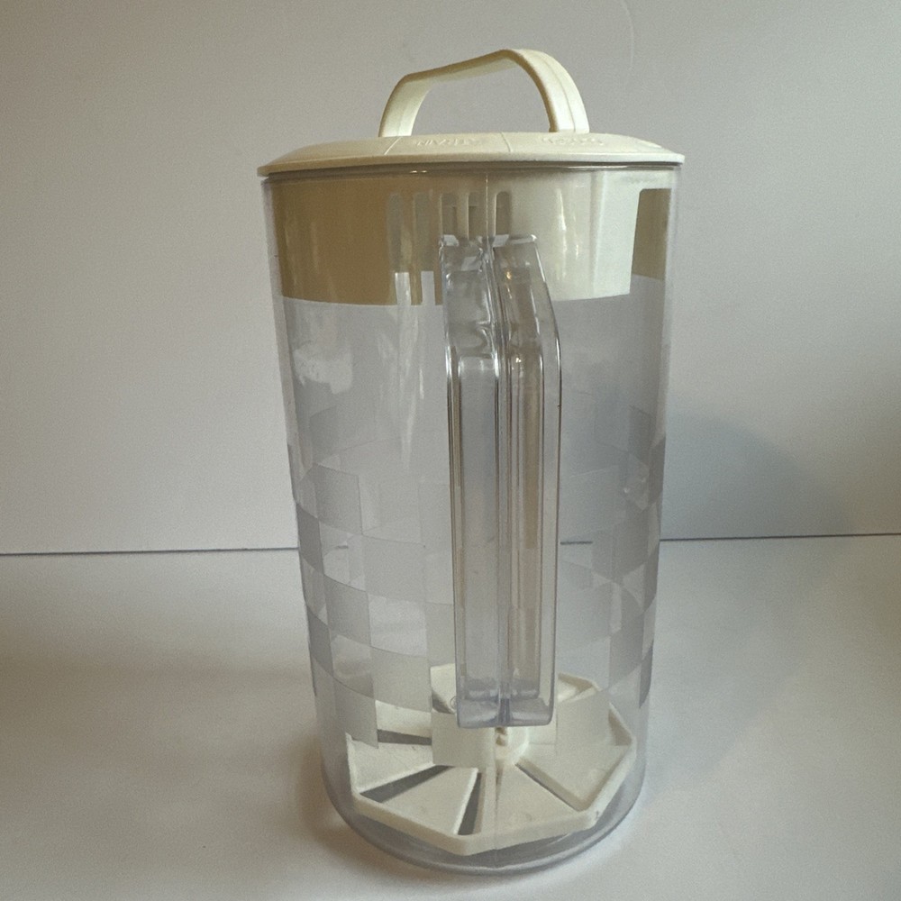 Pampered Chef Quick-Stir Pitcher 2 Quart Checkerboard Pattern White Lid